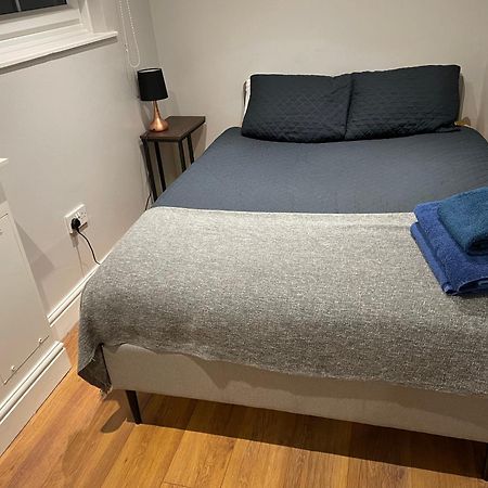 2 Bedroom Apartment Chiswick Park Tube Station 런던 외부 사진