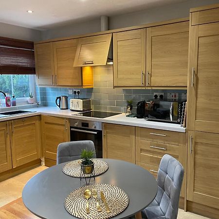 2 Bedroom Apartment Chiswick Park Tube Station 런던 외부 사진