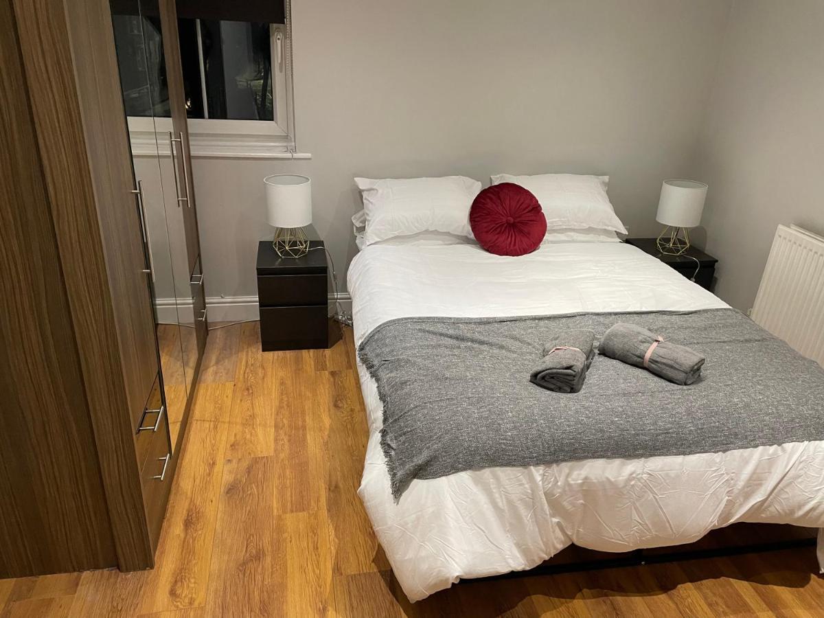 2 Bedroom Apartment Chiswick Park Tube Station 런던 외부 사진