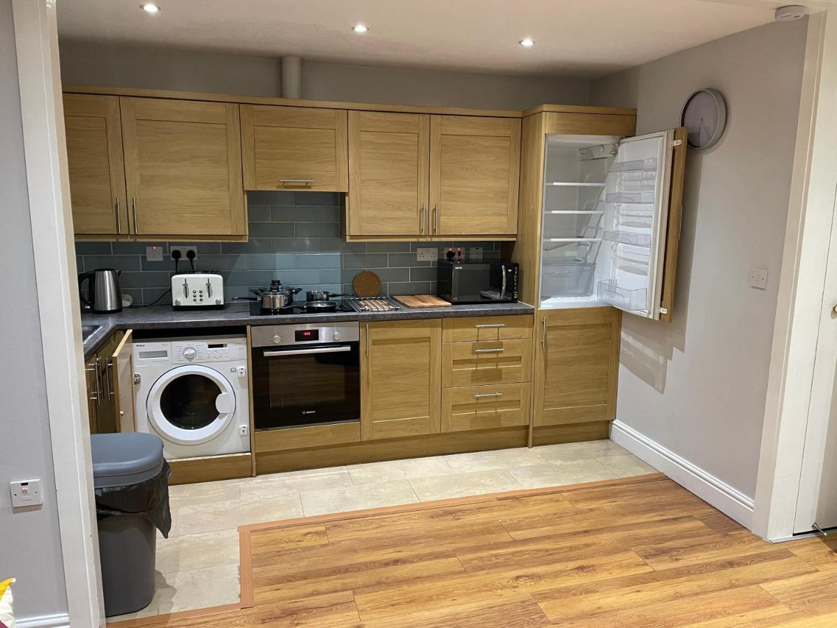 2 Bedroom Apartment Chiswick Park Tube Station 런던 외부 사진