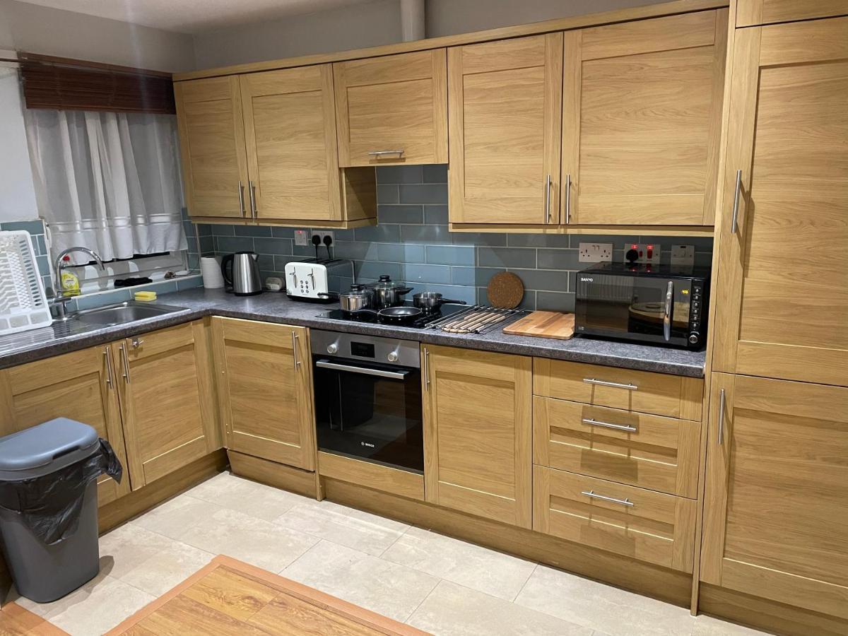2 Bedroom Apartment Chiswick Park Tube Station 런던 외부 사진