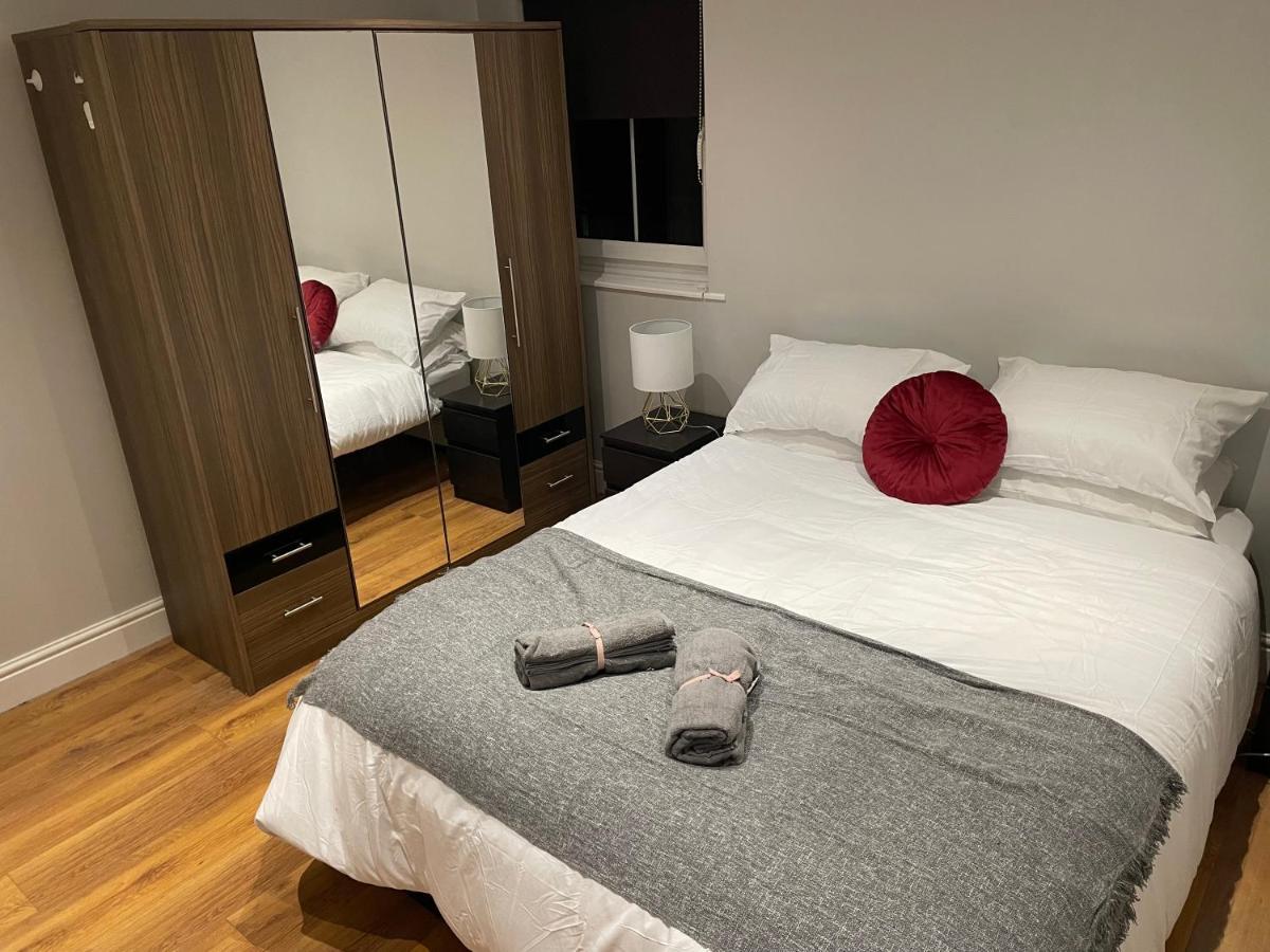2 Bedroom Apartment Chiswick Park Tube Station 런던 외부 사진