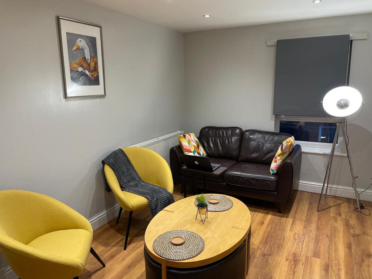 2 Bedroom Apartment Chiswick Park Tube Station 런던 외부 사진