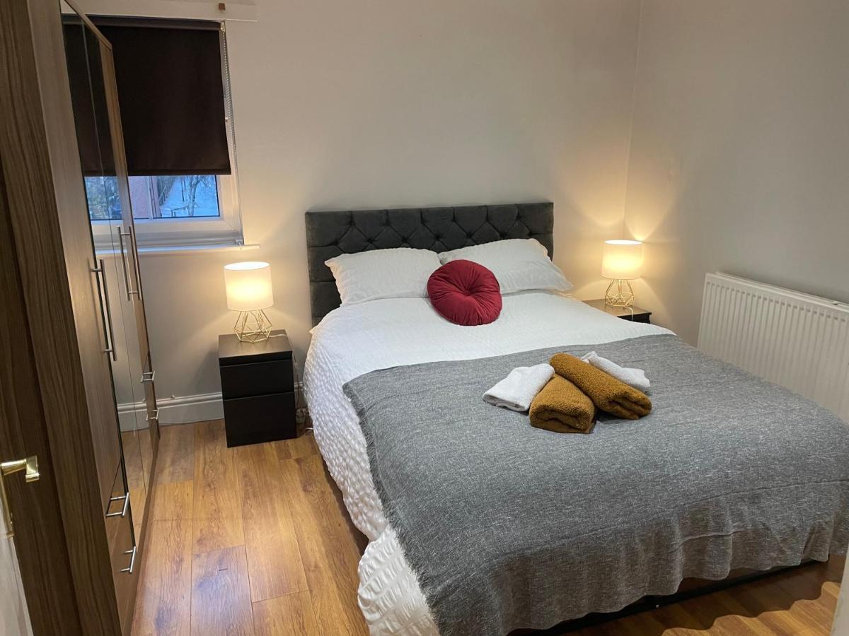 2 Bedroom Apartment Chiswick Park Tube Station 런던 외부 사진