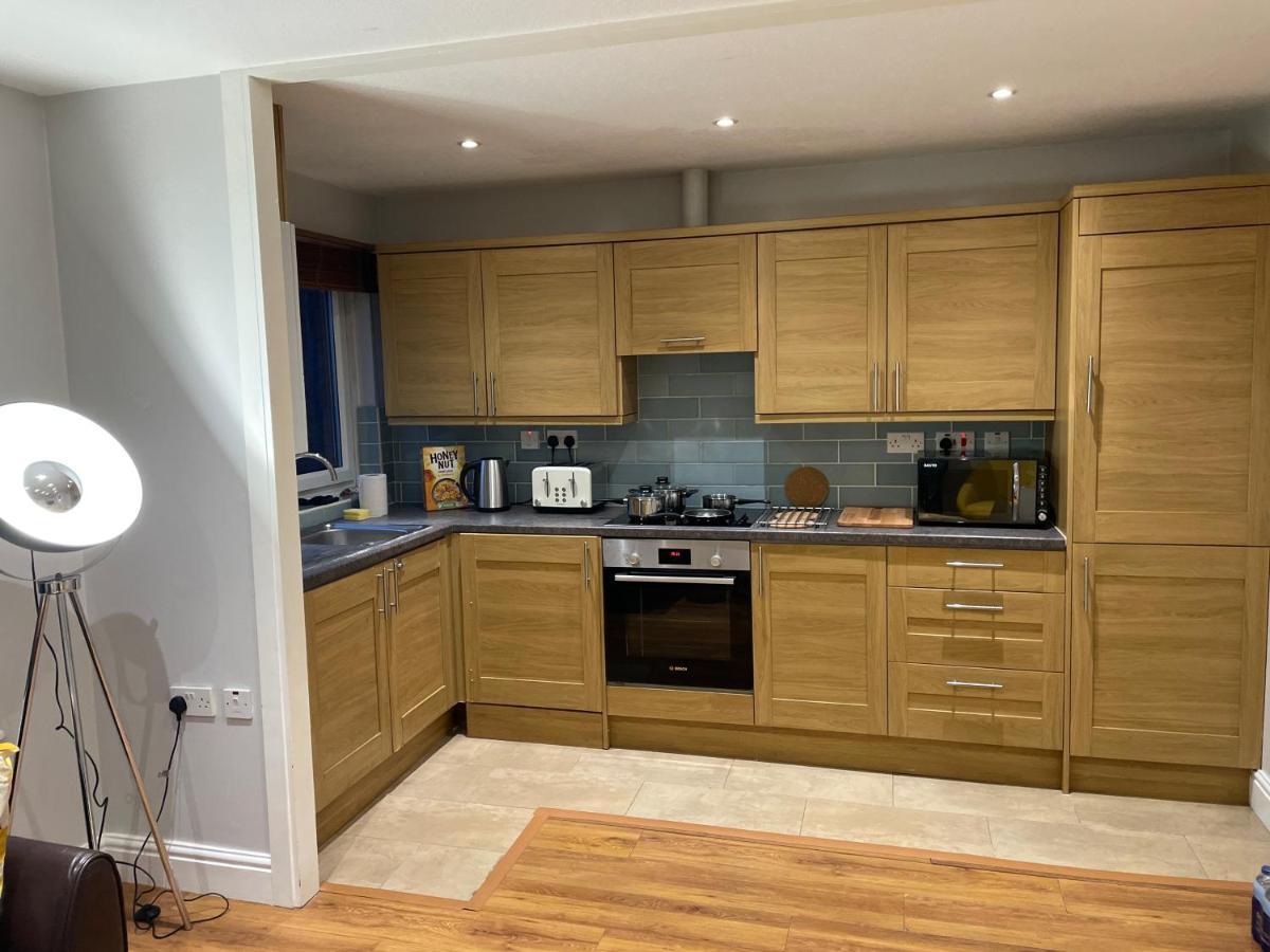 2 Bedroom Apartment Chiswick Park Tube Station 런던 외부 사진