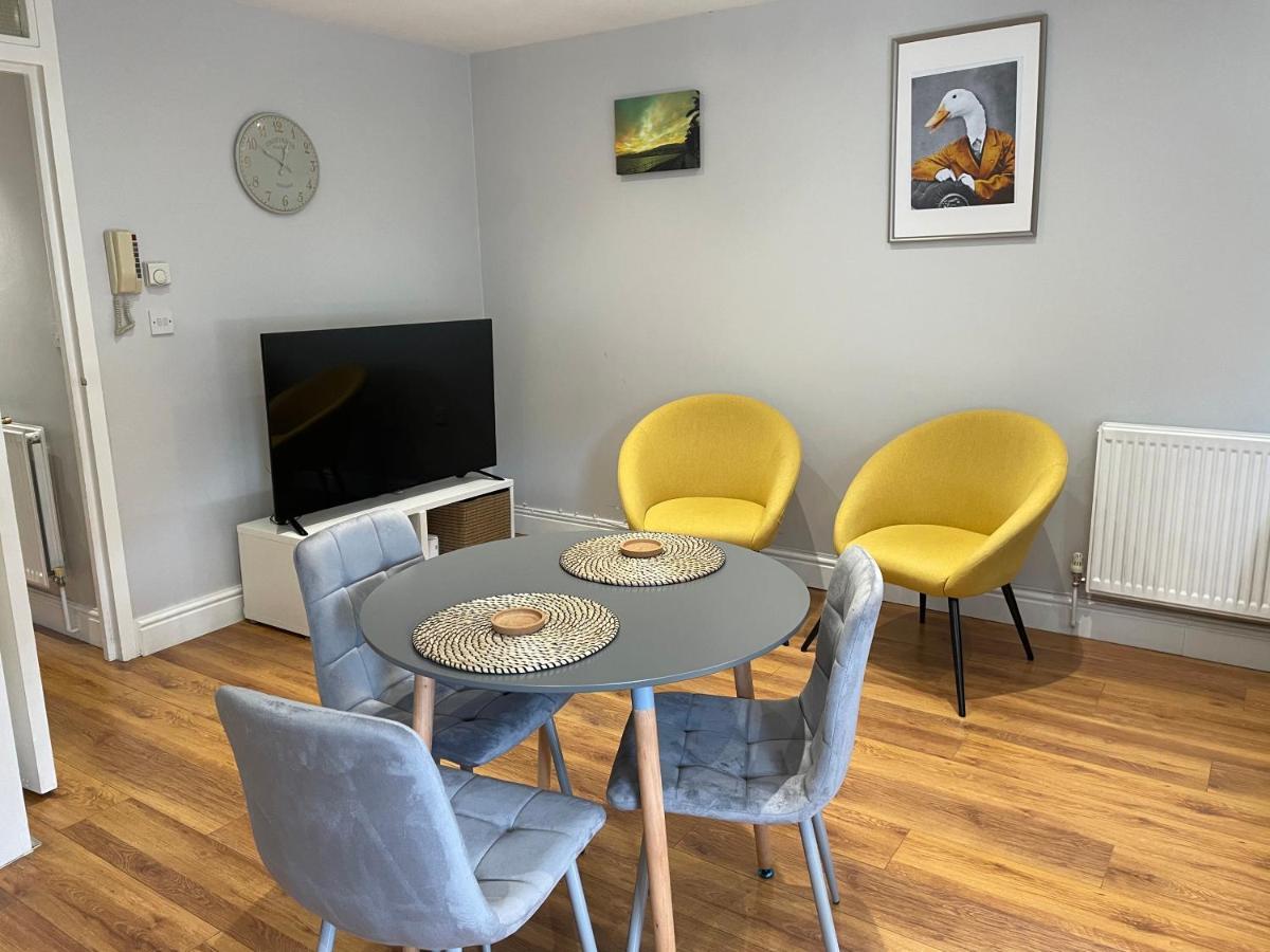 2 Bedroom Apartment Chiswick Park Tube Station 런던 외부 사진