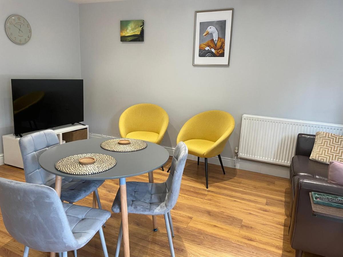 2 Bedroom Apartment Chiswick Park Tube Station 런던 외부 사진