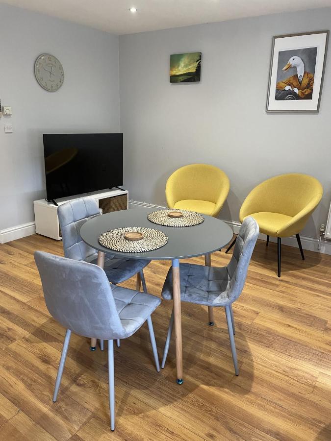 2 Bedroom Apartment Chiswick Park Tube Station 런던 외부 사진