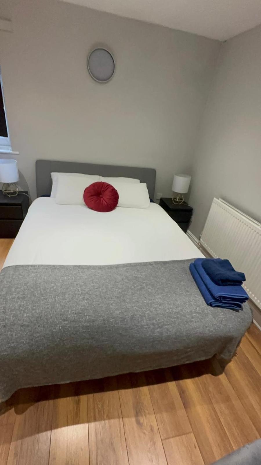 2 Bedroom Apartment Chiswick Park Tube Station 런던 외부 사진