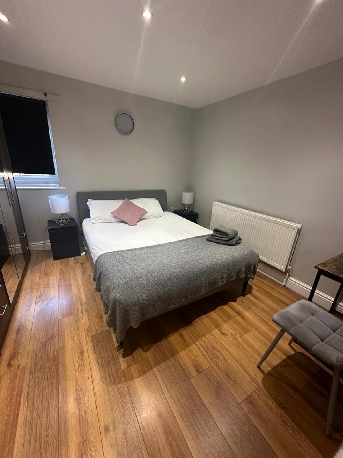 2 Bedroom Apartment Chiswick Park Tube Station 런던 외부 사진