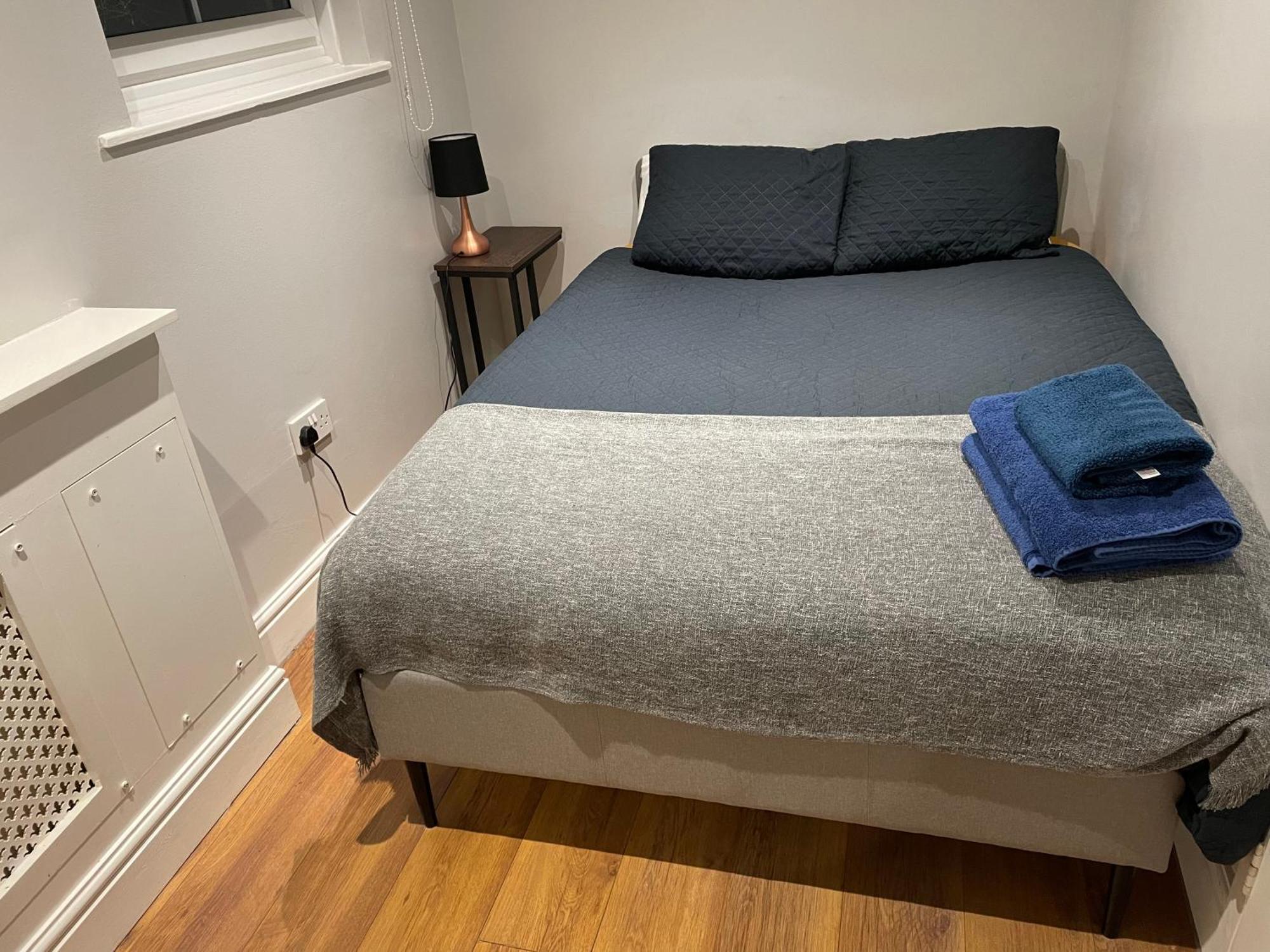2 Bedroom Apartment Chiswick Park Tube Station 런던 외부 사진