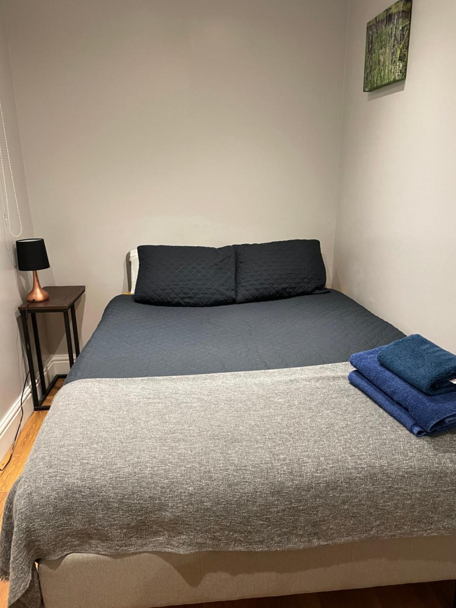 2 Bedroom Apartment Chiswick Park Tube Station 런던 외부 사진