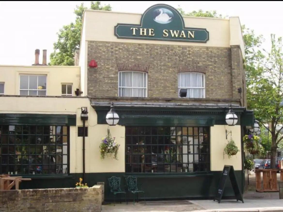 2 Bedroom Apartment Chiswick Park Tube Station 런던 외부 사진